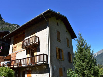 Rare - Dans maison de village